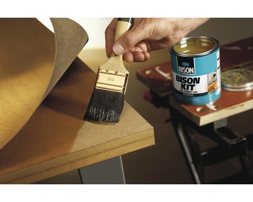 Contactlijm aanbrengen met een kwast, Bison Kit lijmblik op de achtergrond