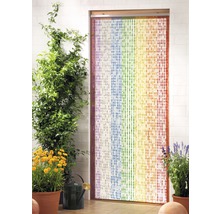 Kamerdecoratie met kralengordijn in regenboogkleuren voor een terrasdeur