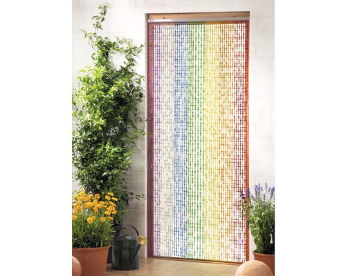 Kamerdecoratie met kralengordijn in regenboogkleuren voor een terrasdeur