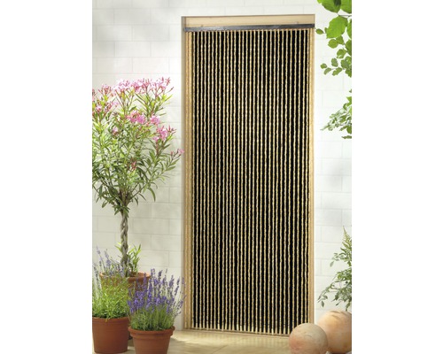 Bamboe gordijn als deur gordijn in de buitenruimte met planten