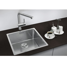 Spoelbak met kraan en kopje koffie