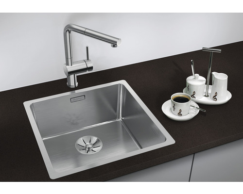 Spoelbak met kraan en kopje koffie