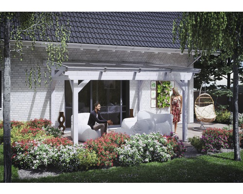 Terras met houten overkapping, zitmeubelen en een beplante wand in de tuin.