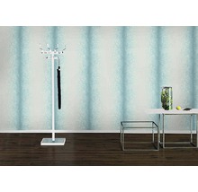 Voorbeeld van een lichte kamer met gestreept behang, kapstok en tafeldecoratie