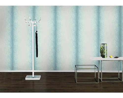 Voorbeeld van een lichte kamer met gestreept behang, kapstok en tafeldecoratie