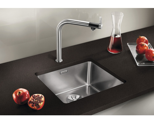 Roestvrijstalen spoelbak met kraan in een moderne keuken