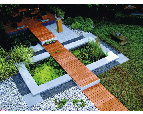 Tuinscene met vijver, houten brug en diverse planten