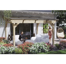 Houten pergola met zithoek in de tuin