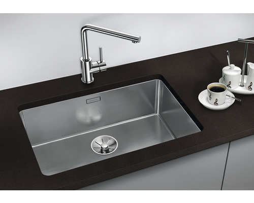 Roestvrijstalen spoelbak met kraan en spoelbak op een werkblad