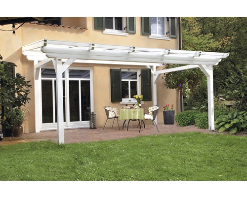 Witte houten pergola met zitgroep op een terras