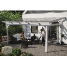 Overdekt terras met houten frame en glazen dak en zithoek