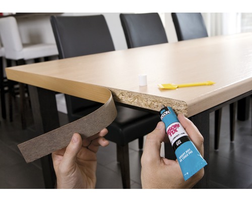 Aanbrengen van een kantenband op een tafelblad met contactlijm