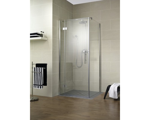 Badkamer met glazen douchecabine en handdoeken