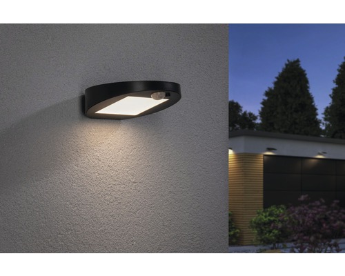 Wandlamp met bewegingsmelder aan huismuur