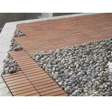 Terras met houten tegels en kiezels