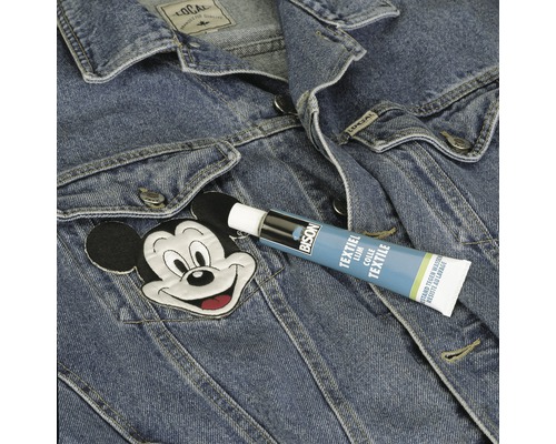 Bison textiellijmtube op een spijkerjas met een Mickey Mouse-motief erop genaaid