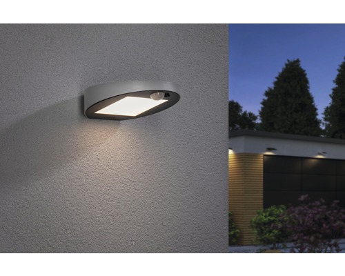 Wandlamp met bewegingsmelder aan een huismuur