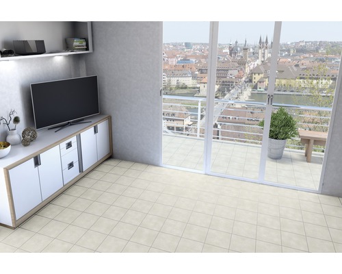 Lichte woonkamer met tegelvloer en toegang tot balkon met uitzicht op de stad