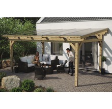 Houten terras met overkapping, zithoek en twee personen
