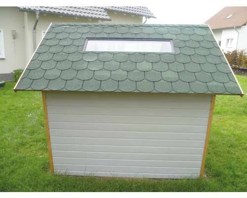 Houten tuinhuis met bitumen dakshingles en raam