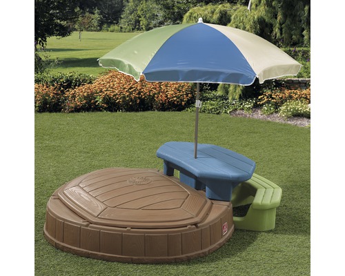 Zandbak met picknicktafel en parasol voor de tuin