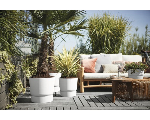 Terrasscène met planten in plantenbakken en tuinmeubilair