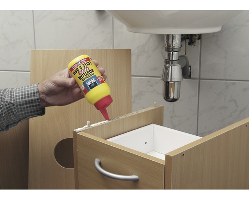 Iemand lijmt een meubelstuk met Bison houtlijm.