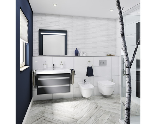 Lichte badkamer met wastafel, spiegel, toilet en bidet