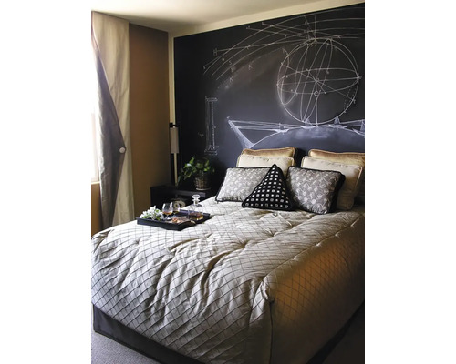 Slaapkamer met schoolbordwand en wiskundige tekeningen, bed met kussens en een dienblad met drankjes.