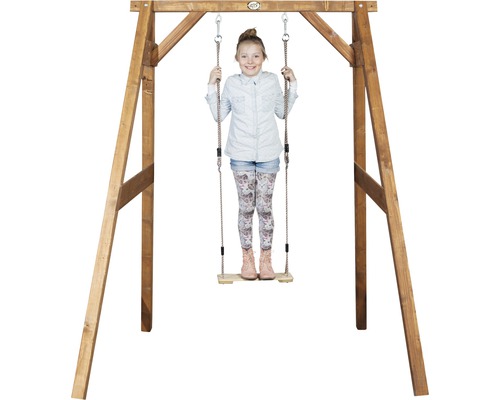 Houten schommel met een meisje op de schommel