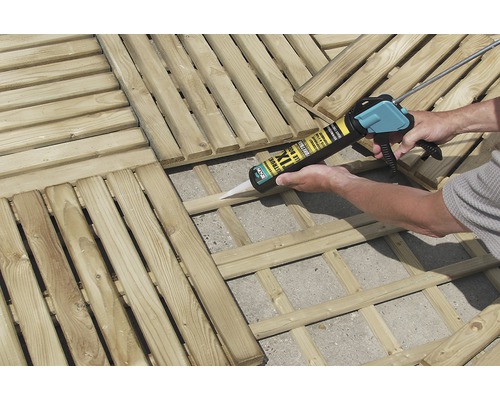 Plaatsen van houten terrastegels met montagekit