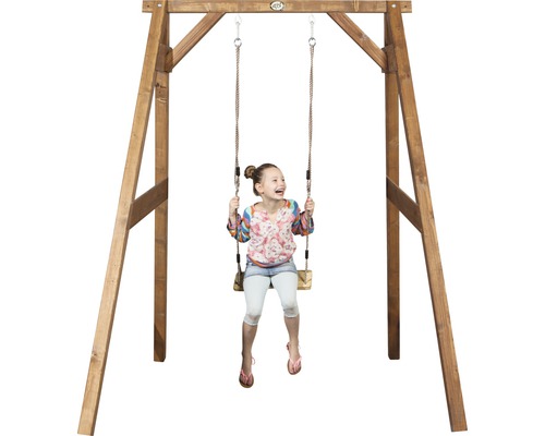 Houten schommel met kind op schommel