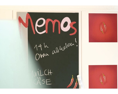 Memobord met krijtletters en koelkastmagneten