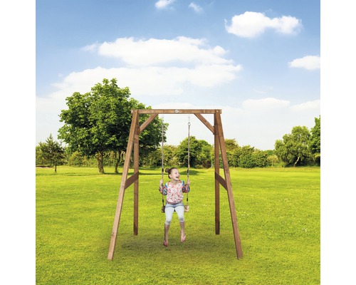 Houten schommelrek met kind op gazon