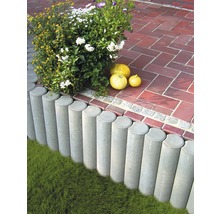 Tuinscene met gazonrand, planten en pompoenen