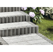Trap gemaakt van betonnen straatstenen in de tuin