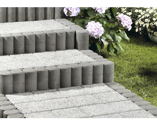 Trap gemaakt van betonnen straatstenen in de tuin