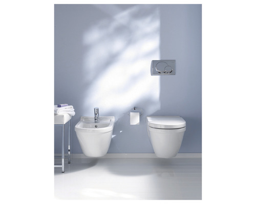 Badkamer met wandbidet, toilet, bedieningspaneel en handdoeken
