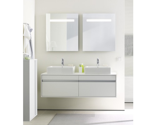 Badkamer met dubbele wastafel, onderkast, twee spiegels met verlichting en hoge kast