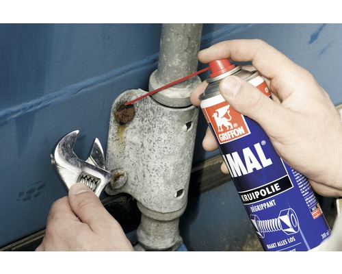 Toepassing van roestverwijderaar op een verroest metalen onderdeel met moersleutel