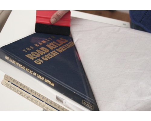 Boekomslag met folie en rakel