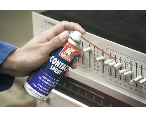 Gebruik van contactspray voor het reinigen van elektronische componenten