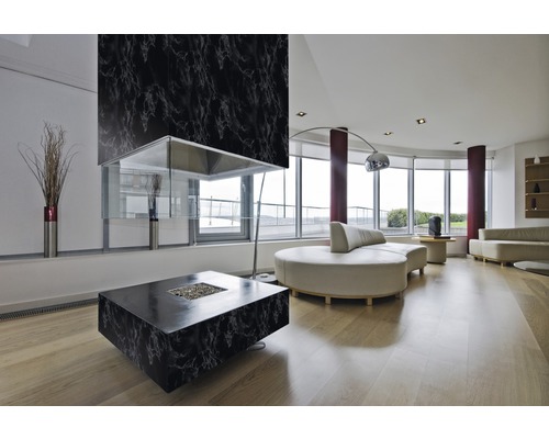 Lichte woonkamer met open haard, bank en groot raam