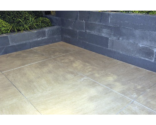 Buitenruimte met vloertegels en muur