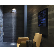 Badkamer met douche, douchekop, betegelde muur, stoel en kunstwerk