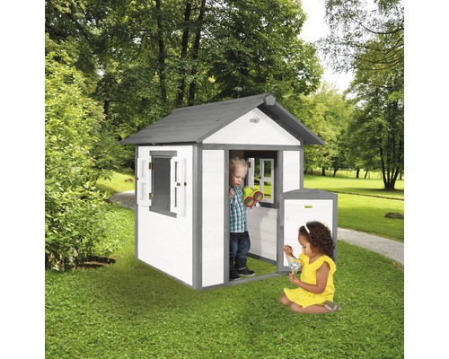 Houten speelhuis met twee spelende kinderen in de tuin.