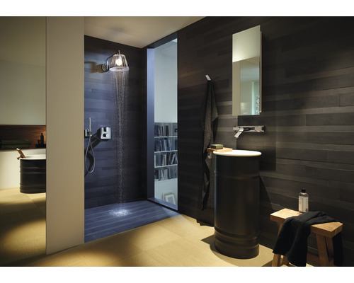 Badkamer met douche, wastafel en spiegel