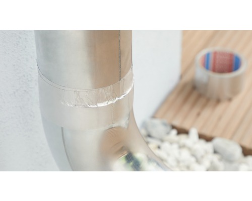 Gerepareerde regenpijpbocht met tape