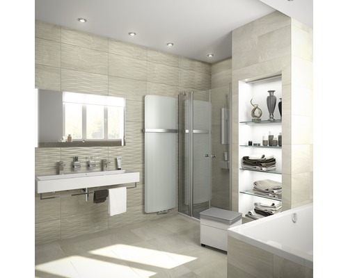 Lichte badkamer met wastafel, spiegel, handdoekradiator, douche en plank