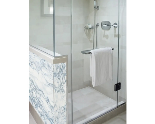 Douchecabine met glazen deuren, handdoekhouder en marmeren bekleding